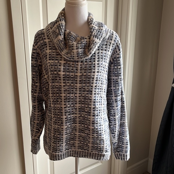 Size M. Comfy Oversized Sweater. - Picture 2 of 7